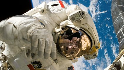 Американские астронавты перешли с Crew Dragon на МКС