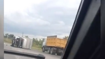 Грузовик перевернулся после ДТП с легковушкой на трассе в Кузбассе