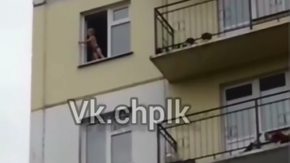 Кузбассовцы перепугались из-за детей в открытом окне многоэтажки