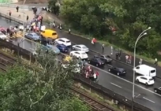 В Киеве протестующие заблокировали мост Метро (видео)