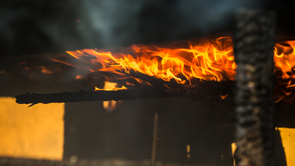 Неосторожное обращение с огнем привело к пожару в продуктовом магазине в Кузбассе