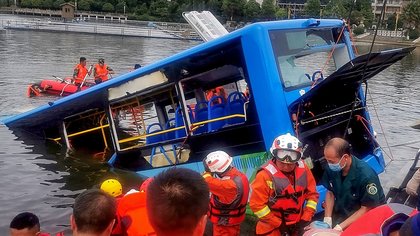 Водитель автобуса утопил 21 пассажира в Китае