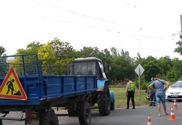 На Волыни селяне отбили у полиции трактор с нагруженным песком прицепом