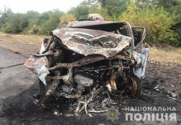 ДТП на Запорожье: два человека погибли в горящей машине, еще пятеро пострадали (фото)