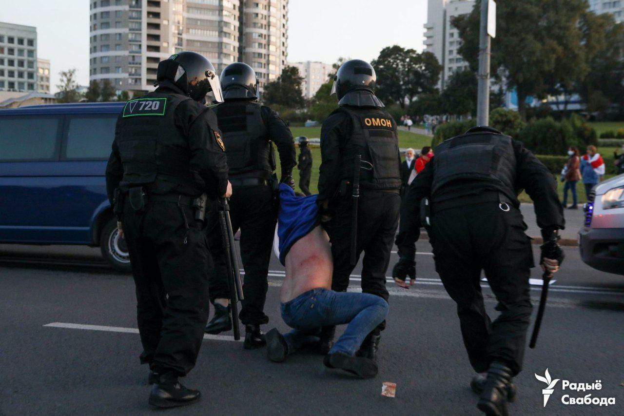 Жесткие задержания и водометы с краской: в Беларуси новые протесты (фото, видео)