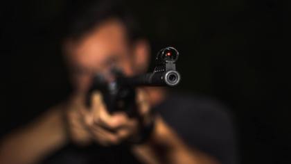 Очевидец сообщил о человеке с оружием в кузбасском дворе