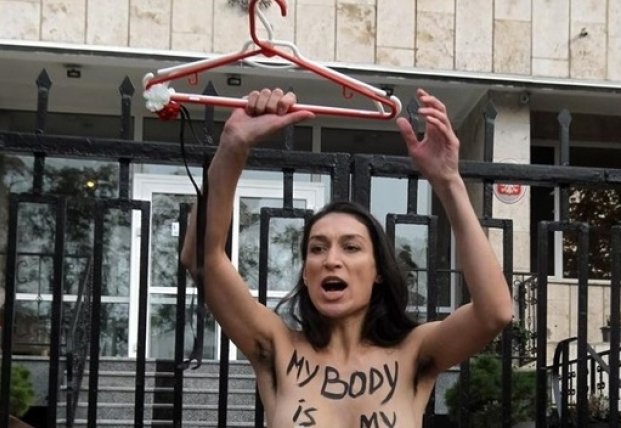 В Киеве Femen разделась под посольством Польши (видео)