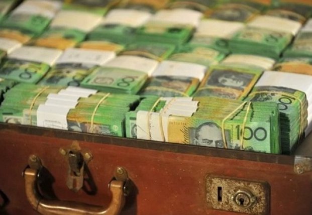 Француженка нашла в подвале чемодан с €500 тыс