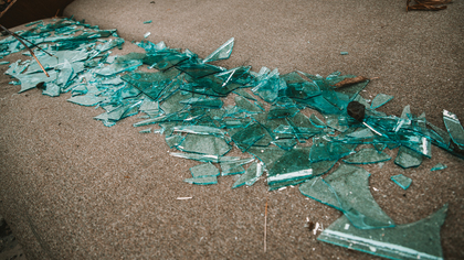 Пьяный новокузнечанин разбил окно магазина голыми руками