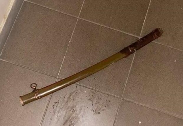 В Одессе мужчина мечом крушил двери соседей (фото)