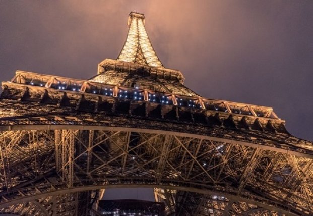 Эйфелева башня в Париже сменит свой цвет