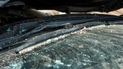 Упавший с крыши общежития снег сильно повредил автомобиль в Кемерове