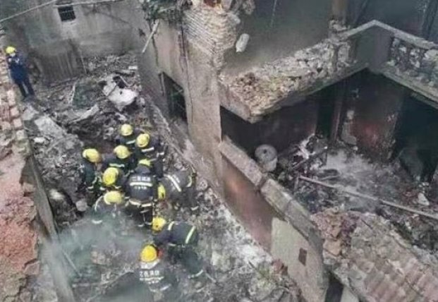 В Китае самолет упал на жилые дома, есть жертвы (видео)