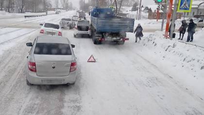 Столкновение учебной машины с длинномером привело к пробке в Кемерове