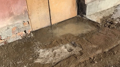 Соцсети: коммунальщики в кузбасском городе превратили скользкое место у подъезда в грязную лужу