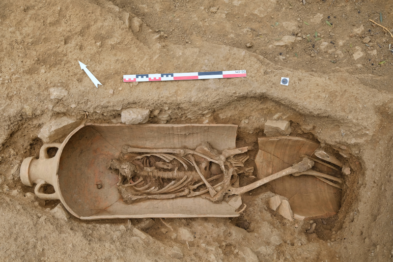 Археологи нашли на Корсике загадочные древние захоронения в амфорах (фото)