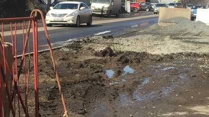 Рабочие превратили тротуар в Кемерове в озеро с грязью
