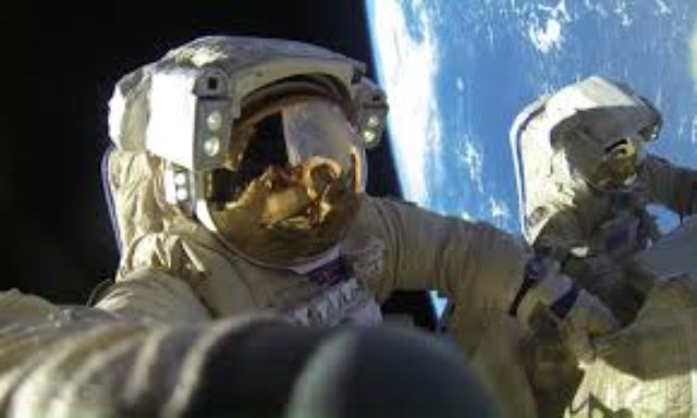 Зарплата российских космонавтов возрастет до 500 тысяч рублей в месяц Зарплата российских космонавтов возрастет до 500 тысяч рублей в месяц